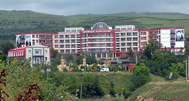 Санаторий в Серноводске - в административном центре Сунженского района Чечни. Фото: Grichanov, https://commons.wikimedia.org/w/index.php?curid=49625586