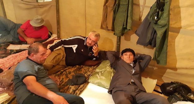 Участники голодовки в Махачкале. Фото Тимура Исаева для "Кавказского узла"