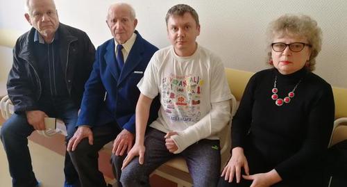Николай Никифоров (в центре с забинтованной рукой) в больнице с членами своей семьи, январь 2019 года. Фото: Светлана Кравченко для "Кавказского узла".