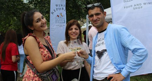 Посетители фестиваля вина в Нагорном Карабахе. Фото Алвард Григорян для "Кавказского узла".