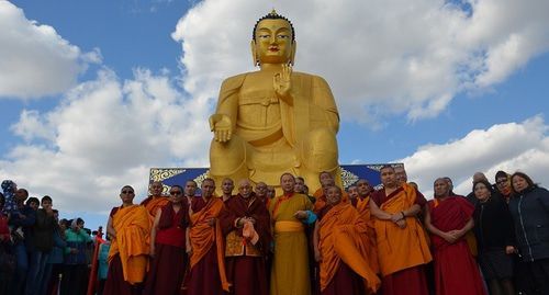 Группа монахов и мирян после открытия статуи Будды Майтрейи в Лагани, 22 сентября. Фото: пресс-служба Лаганского хурула