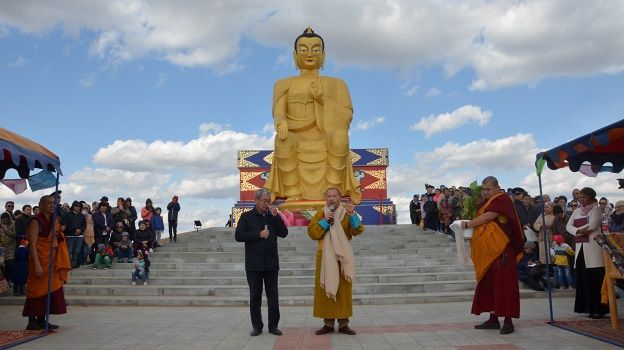 Шаджин-лама Калмыкии Тэло Тулку Ринпоче на церемонии открытия статуи Будды Майтрейи в Лагани, 22 сентября.  Фото: пресс-служба Лаганского хурула