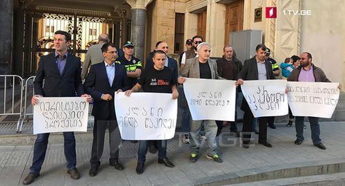 Участники акции протеста в Тбилиси. 23 сентября 2019 г. Фото: https://1tv.ge/news/damoukidebeli-iuristebi-da-moqalaqeebi-parlamenttan-mosamartleobis-kandidatebis-siis-gauqmebis-motkhovnit-aqcias-martaven/