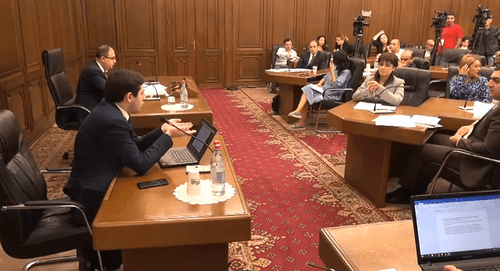 Заседание комиссия по государственно-правовым вопросам в парламенте Армении. Кадр трансляции https://www.youtube.com/watch?v=HEzeQzLuwMI
