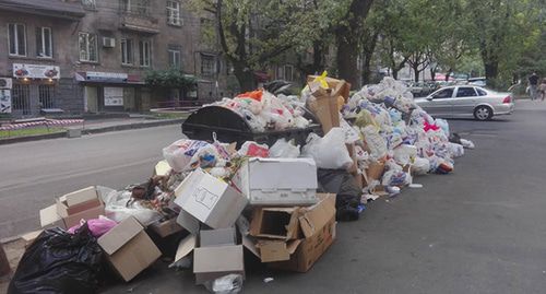 Мусор на улицах Еревана. Фото Армине Мартиросян для "Кавказского узла"