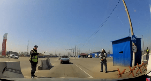 Досмотр на посту "Чермен", скриншот видео https://www.youtube.com/watch?v=zd_qIzil4no