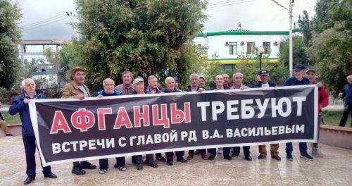 Участники акции развернули банер с требованием встречи с главой республики. Фото Расула Магомедова для "Кавказского узла".