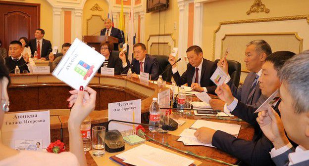 Депутаты горсовета Элисты голосуют за назначение Дмитрия Трапезникова, https://www.gorod-elista.ru/about/info/news/14634/