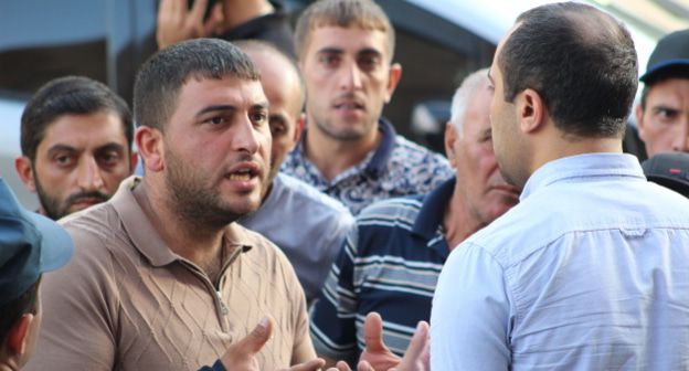 Сотрудники компании "Санитек" дискутируют с чиновником мэрии. Фото Тиграна Петросяна для "Кавказского узла".