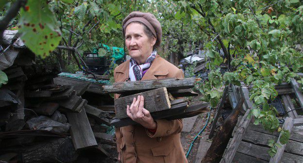 Участница пикетов в Гуково Раиса Жданова с досками, собранными для отопления дома. Фото Вячеслава Прудникова для "Кавказского узла"