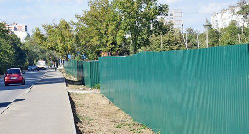 Забор вокруг двух участков на Николаевском бульваре, где планируется строительство. Фото: "Экологическая вахта по Северному Кавказу" http://www.ewnc.org/node/27036