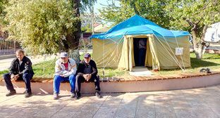 Жители Махачкалы оказывают помощь протестующим ветеранам-афганцам