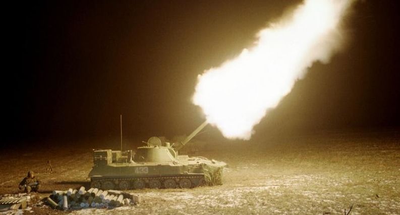 Российские артиллеристы ведут обстрел позиций боевиков в чеченском селе в ноябре 1999 года. Фото:Str Old/REUTERS