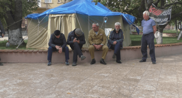 Протест ветеранов-афганцев в махачкалинском парке. 30 сентября 2019 год. Скриншот с видео "Кавказского узла".