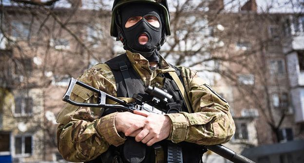 Сотрудник силовых структур. Фото Елены Синеок, Юга.ру