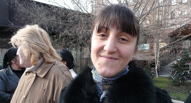 Работница "Санитек" на акции протеста у резиденции президента. Фото для "Кавказского узла" Армине Мартиросян