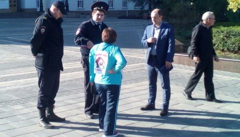 Полицейские берут объяснительную у пожилой дольщицы.  Фото: Валерий Люгаев для "Кавказского узла".