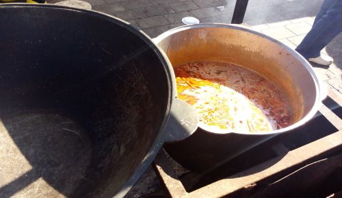 Казаны на кулинарном фестивале. Фото Людмилы Маратовой для "Кавказского узла".