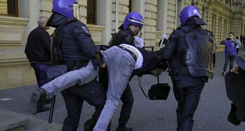 Полиция задерживает участника акции. Баку, 8 октября 2019 года. Фото Азиза Каримова для "Кавказского узла"