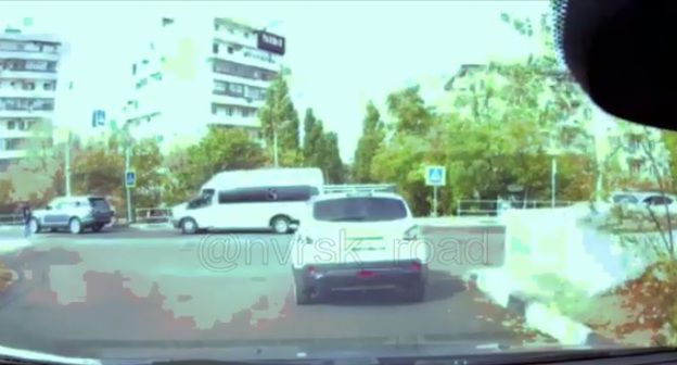 Момент ДТП в Новороссийске. Фото: скриншот с видео на канале в Youtube "Новороссийский рабочий" https://www.youtube.com/watch?v=39IDIz1NqoY