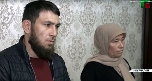 Двое жителей Чечни, сообщившие о похищении ребенка в Курчалое, приносят публичные извинения в эфире регионального ГТРК 9 октября. Фото: кадр видео ЧГТРК Грозный
https://newsvideo.su/video/11584884