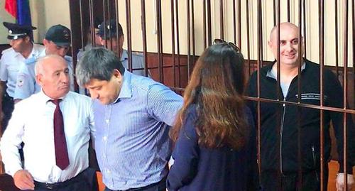 Муса Мусаев в зале суда (справа) и его адвокаты. Фото Патимат Махмудовой для "Кавказского узла".