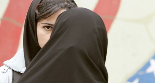 Девушки в хиджабах. Фото: REUTERS/Morteza Nikoubazl (IRAN)
