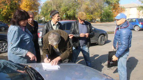 Участники пикета в Гуково подписывают обращение к Зюганову. 12 октября 2019 года. Фото Вячеслава Прудникова для "Кавказского узла"