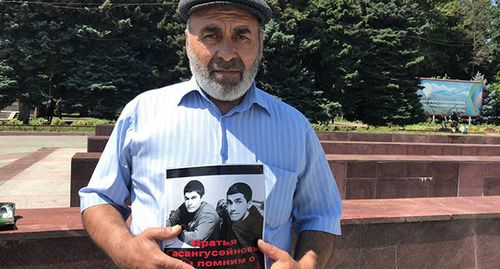 Отец убитых  в Дагестане пастухов Муртазали Гасангусейнов вышел на одиночный пикет в Махачкале. 15 июля 2019 г. Фото Патимат Махмудовой для "Кавказского узла"