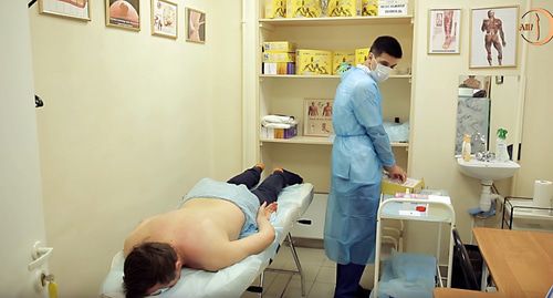 Пациент на процедуре кровопускания в кабинете исламской медицины. Фото: кадр видео https://youtu.be/hWlGokJlg70