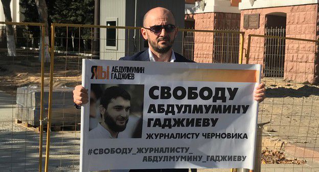 Главный редактор "Черновика" Майрбек Агаев на пикете 14 октября 2019 года. Фото Патимат Махмудовой для "Кавказского узла"