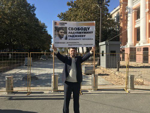 Учредитель «Черновика» Магди Камалов на пикете в поддержку Абдулмумина Гаджиева 14 октября 2019 года. Фото Патимат Махмудовой для «Кавказского узла»