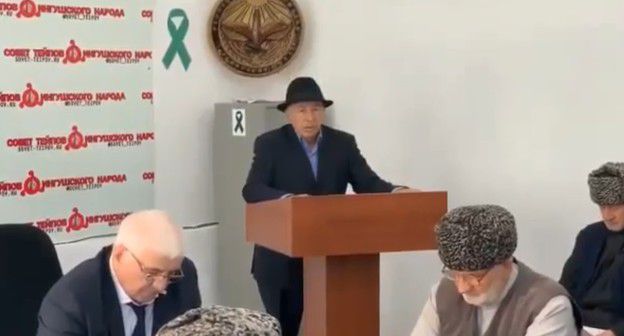 Выступление Мусы Зурабова перед членами Совета тейпов ингушского народа. Скриншот с видео https://www.facebook.com/fortangaORG/videos/2418724991516097/