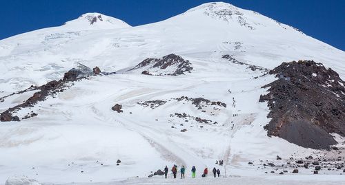 Гора Эльбрус выше станции "Гарабаши". Фото Dmitry A. Mottl  https://commons.wikimedia.org/wiki/Category:Elbrus
