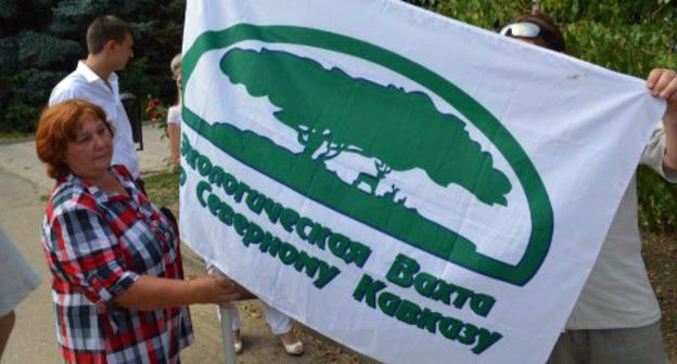 Флаг организации "Экологическая вахта по Северному Кавказу". Фото: Пресс-служба "Эковахта" http://ewnc.org/ewnc_about