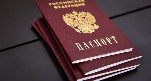 Российские паспорта. © Фото Елены Синеок, Юга.ру