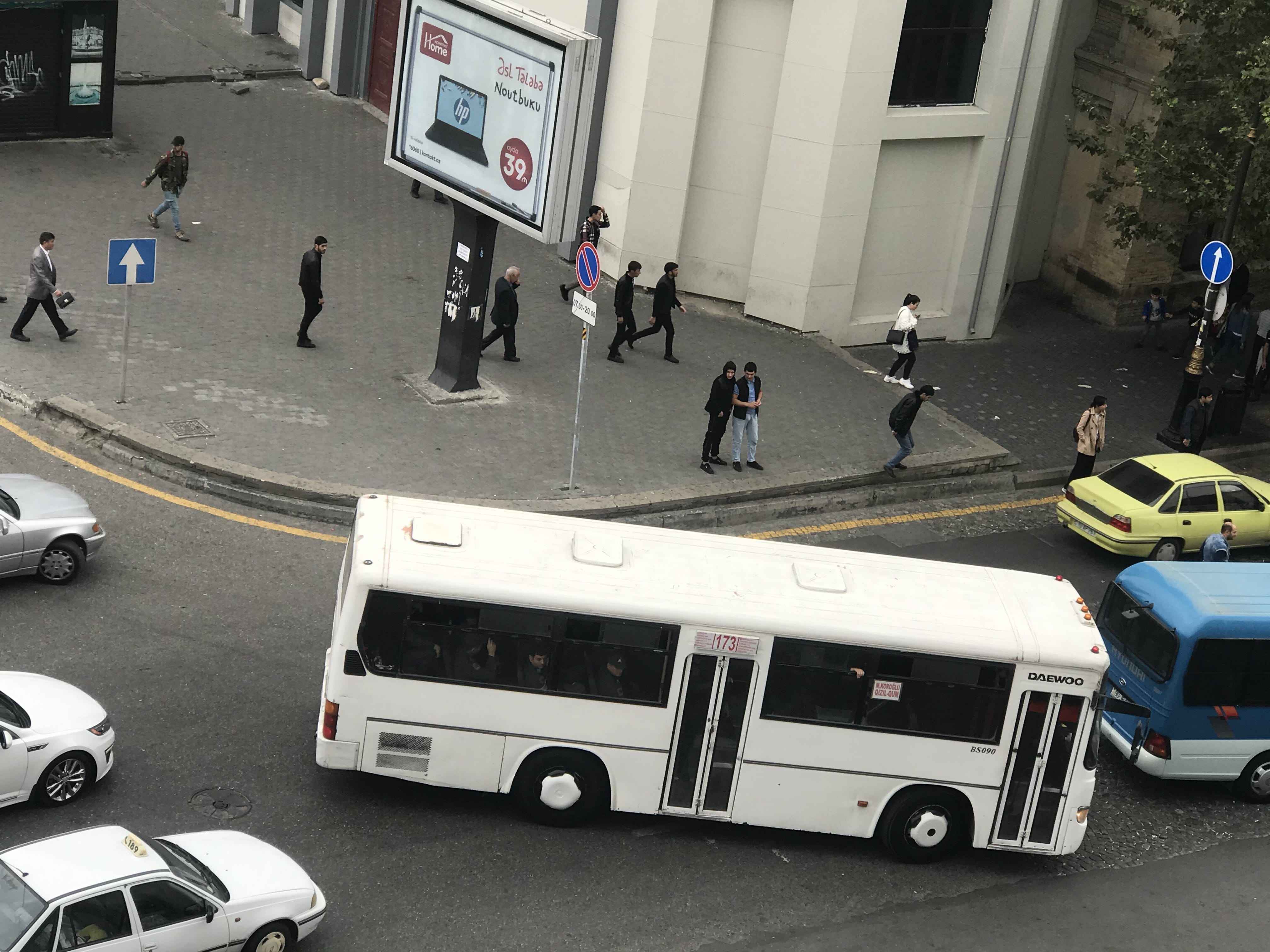 Автобус с силовиками в районе метро "28 мая" в Баку. Фото Фаика Меджида для "Кавказского узла"