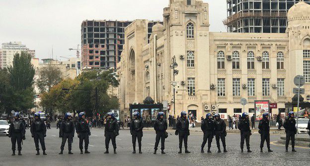 Цепь силовиков в районе площади 28 мая 19 октября 2019 года. Фото Фаика Меджида для "Кавказского узла"