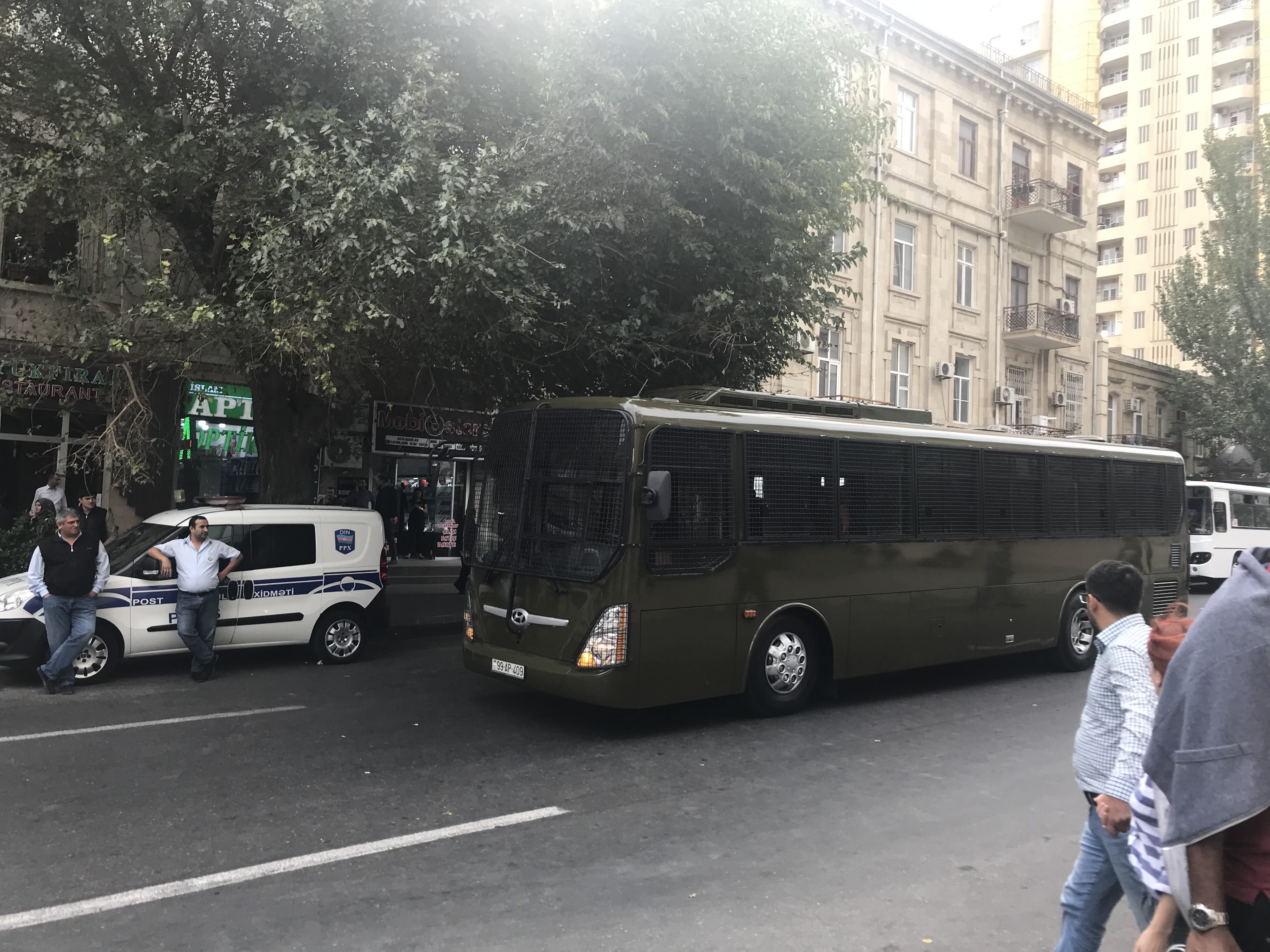 Автобус с силовиками силовиков в районе площади 28 мая 19 октября 2019 года. Фото Фаика Меджида для "Кавказского узла"