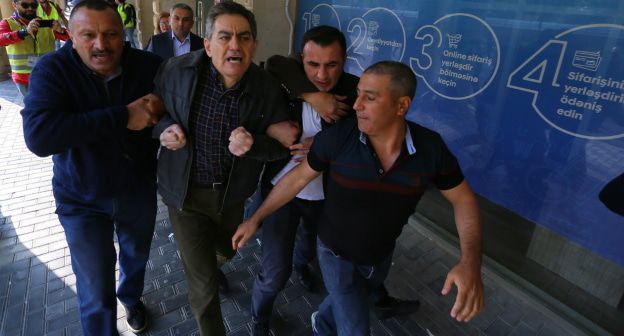 Задержание Али Керимли (в центре). Фото Азиза Каримова для "Кавказского узла".