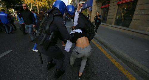 Полицейские задерживают участника протестной акции. Фото Азиза Керимова для "Кавказского узла"