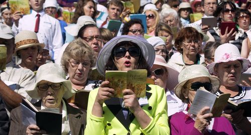 Свидетели Иеговы* поют песню на региональном конгрессе. Фото REUTERS/Василий Федосенко