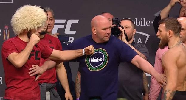 Хабиб Нурмагомедов (слева) и Конор Макгрегор на церемонии взвешивания. Фото: ESPN https://www.youtube.com/watch?v=CGWb1DRo_mo&feature=youtu.be