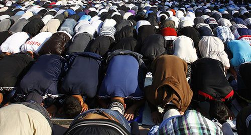 Верующие во время молитвы. Фото: REUTERS/Mikhail Voskresensky 