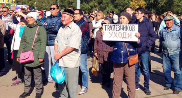 Участники митинга выступили против назначения Трапезникова главой администрации Элисты.  Фото Алены Садовской для "Кавказского узла".