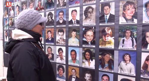 Фотографии жертв теракта на Дубровке. Скриншот видео 
"Life Новости" https://www.youtube.com/watch?v=iz4f6HuICe0