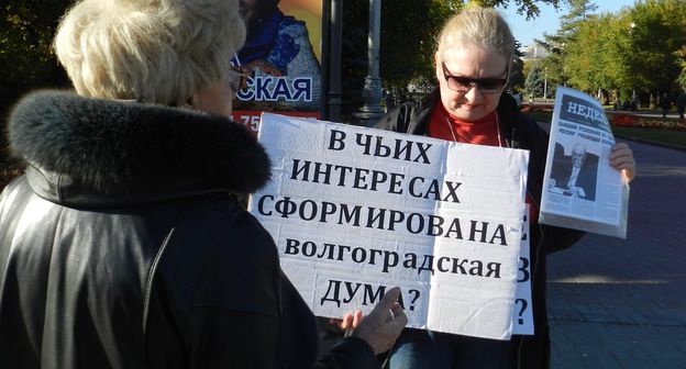 Волгоградская активистка Ольга Карпухнова проводит  одиночный пикет на Аллее героев в Волгограде. Фото Татьяны Филимоновой для "Кавказского узла"