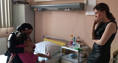 Встреча избитой девочки с матерью в больнице. Скриншот видео: уполномоченная при президенте РФ по правам ребенка