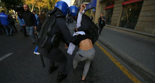 Силовики задерживают участника акции протеста. Баку, 19 октября 2019 г. Фото Азиза Каримова для "Кавказского узла"