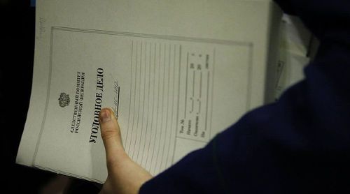 Папка с документами уголовного дела. Фото Влада Александрова, Юга.ру
